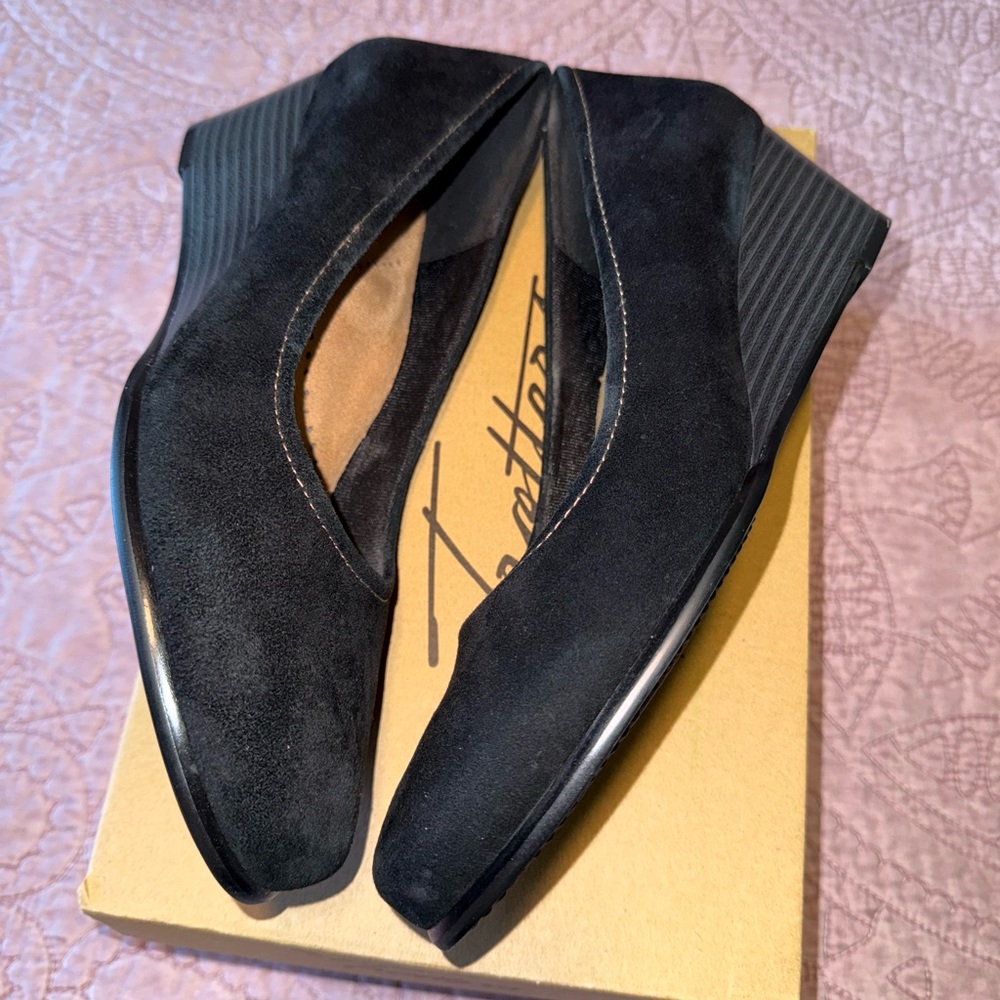 Trotters Women's Black Suede Wedge in 9 NARROW Winnie - Picture 5 of 12
